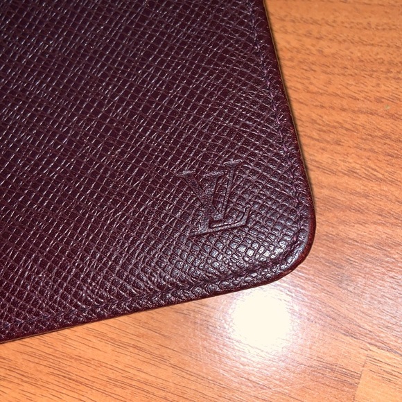 Authentic Louis Vuitton Taiga Zip Around Bifold Wallet - Picture 2 of 16